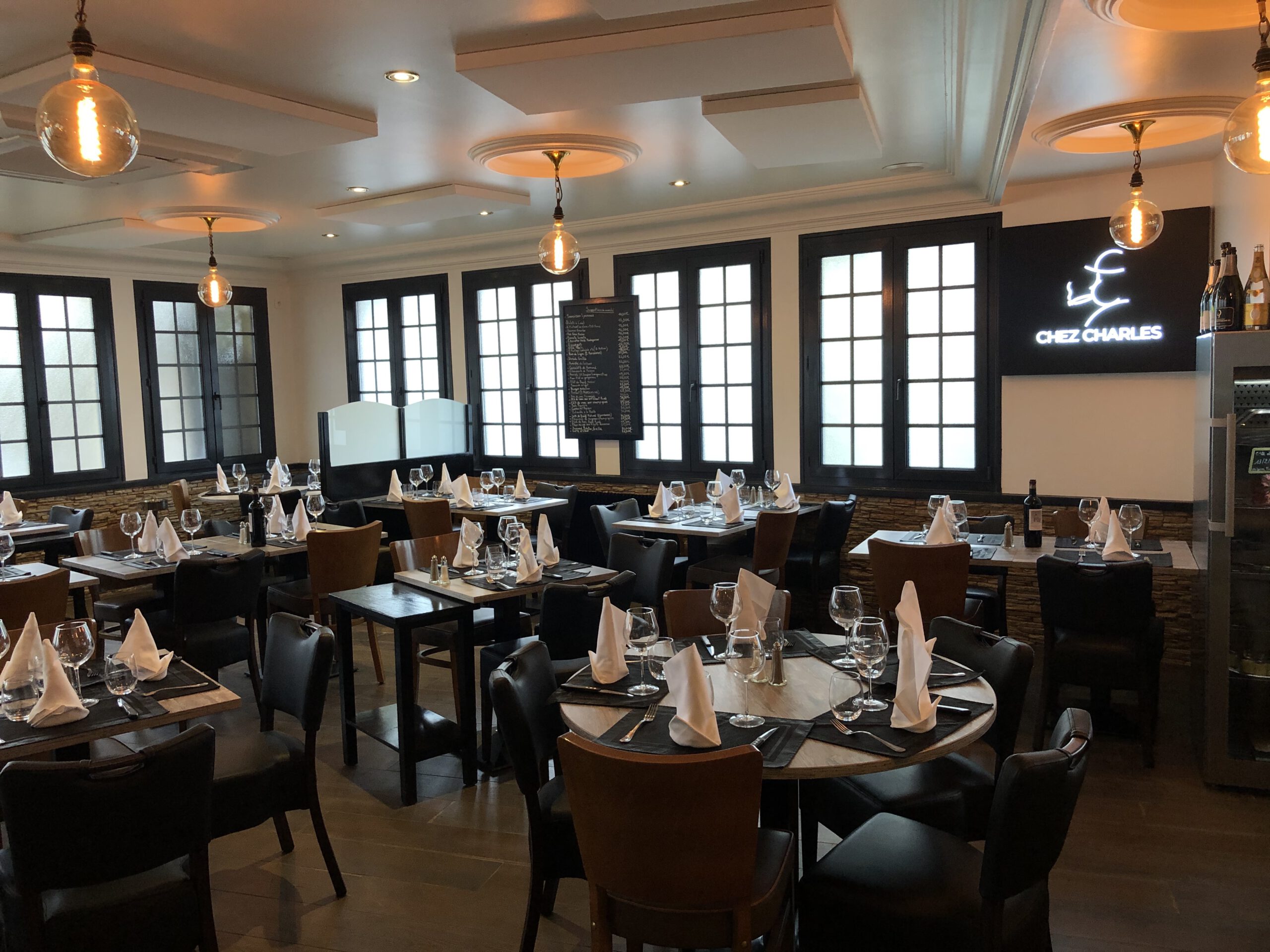 Plats traditionnels préparés en cuisine au restaurant Chez Charles