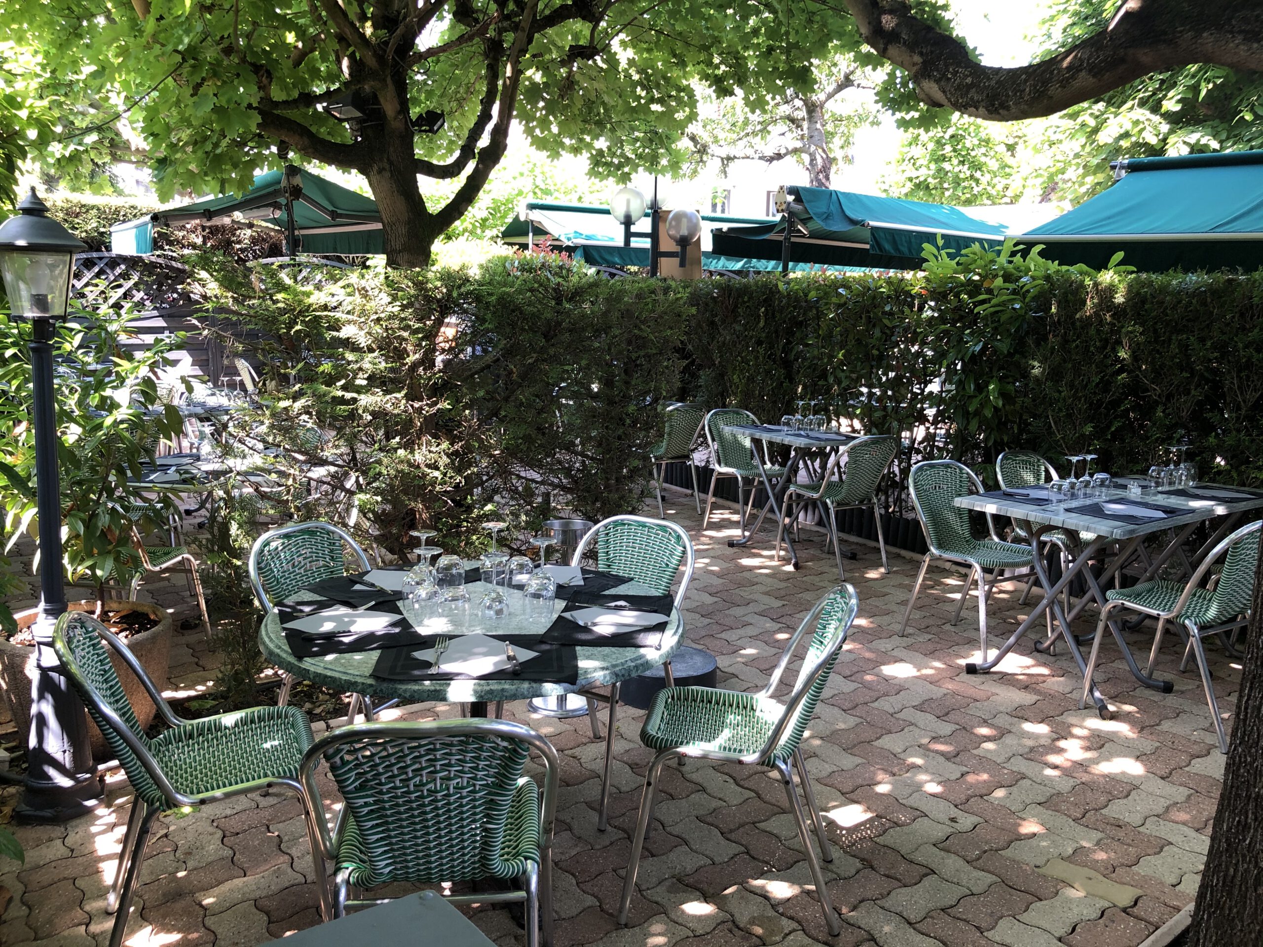 Intérieur du restaurant Chez Charles à Sucy-en-Brie, une histoire depuis 1985