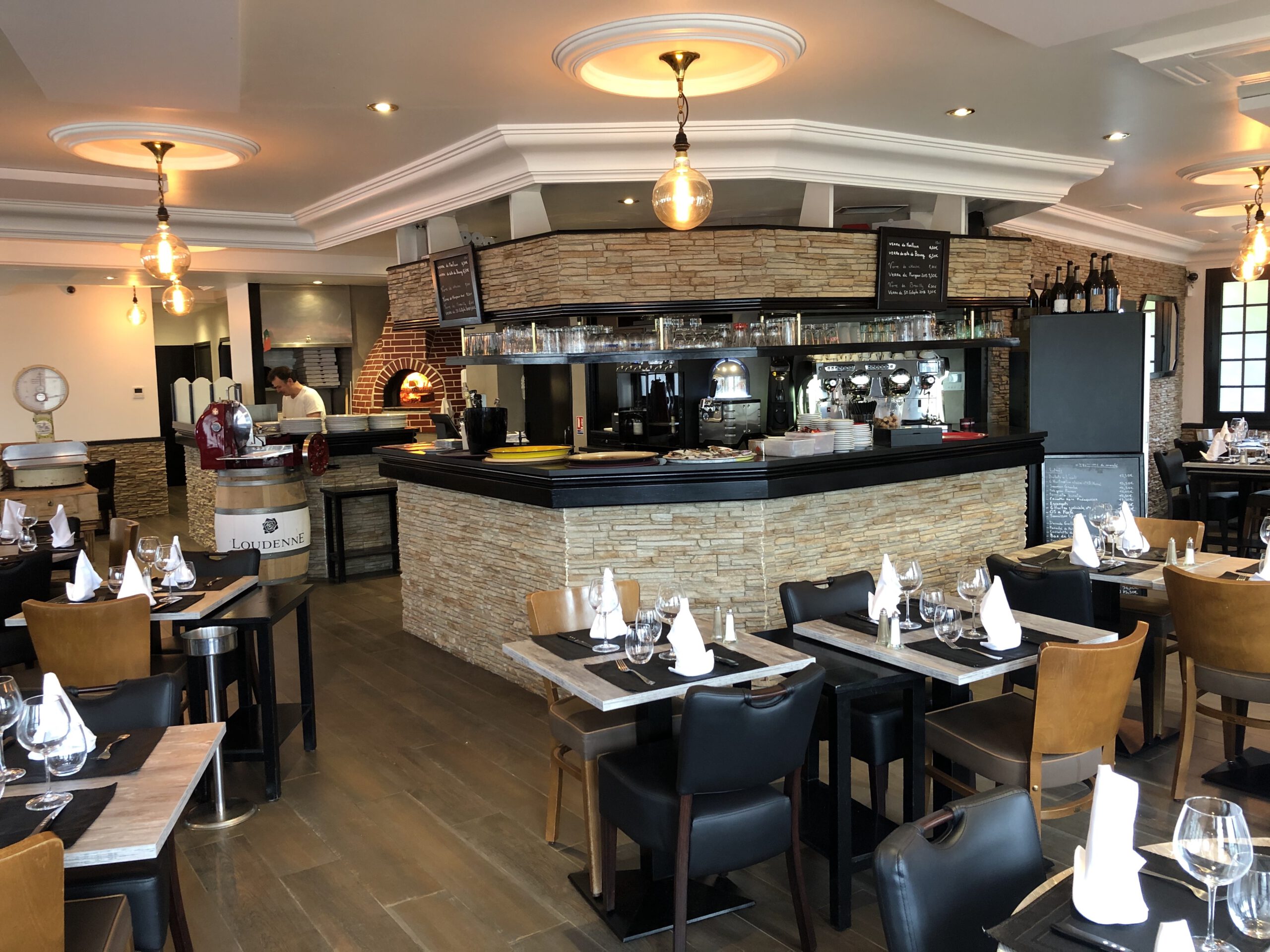 Pizza au feu de bois préparée au restaurant Chez Charles à Sucy-en-Brie